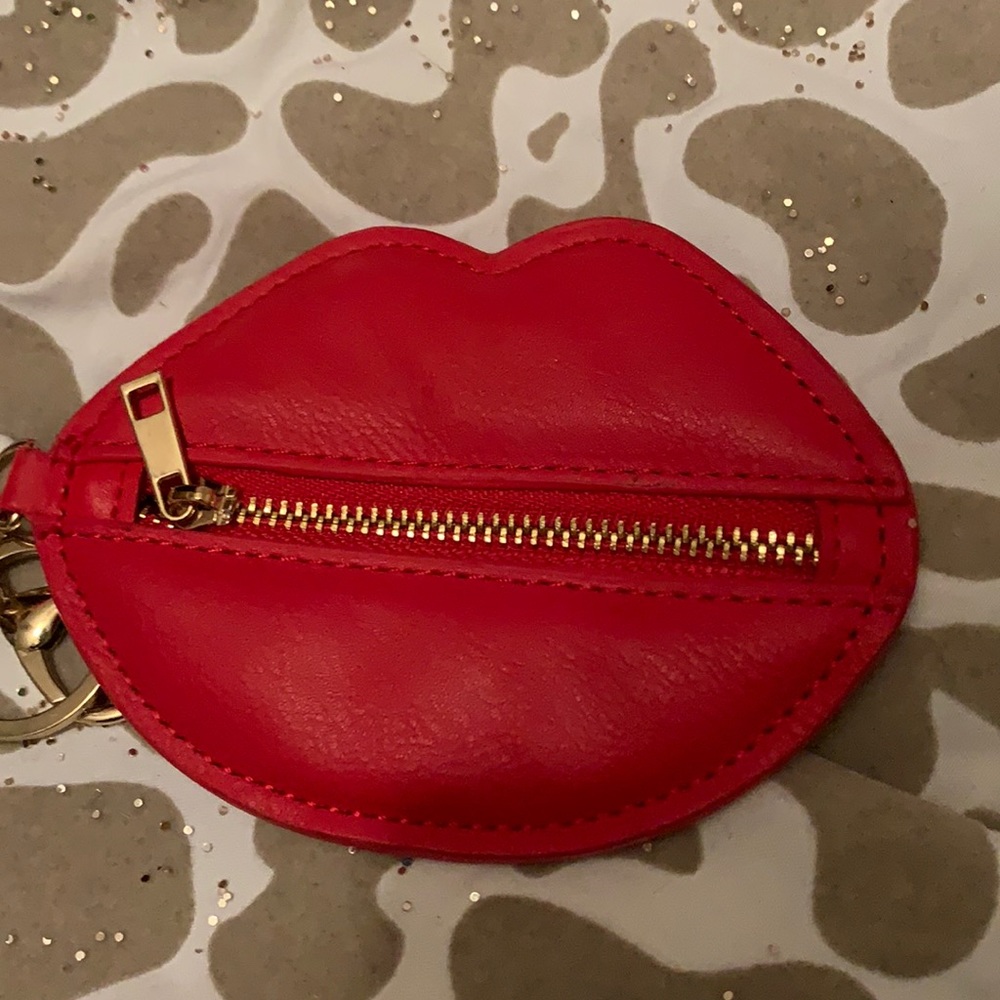 Lip coin purse